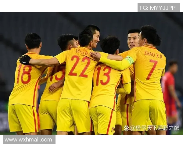 足球明星在小球场展现惊人技巧的精彩视频合集